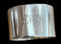 Auktion 349 / Los 11025 <br>schwerer, massiver Sterling Serviettenring, Sheffield, Ziermonogramm "EWR", B-3 cm, 5x4 cm, 38  gr