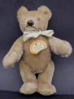 Auktion 349 / Los 12017 <br>kl. Steiff Teddy mit Schild, H-17 cm, hart gestopft