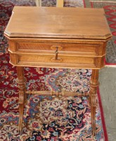 Auktion 349 / Los 14007 <br>Näh-Spieltisch, 19. Jhd., Nussbaum, guter altersbedingter Zustand, H-78cm, B-60cm T.39,5cm, Platte ca. 80 x 60cm