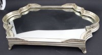 Auktion 349 / Los 11041 <br>gr. Galerie-Tablett, plated, Ablagefläche mit Spiegel, guter Zustand, H-6 cm, 43x26 cm