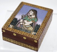 Auktion 349 / Los 15030 <br>kl. Zierkästchen mit indischer Hinterglasmalerei, H-3,8cm B-11,2cm T-8,7cm