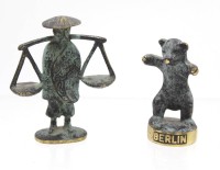 Auktion 349 / Los 15031 <br>2x div. Glut-Töter, Bronze, Berlinbär und vietnamesischer Wasserträger, 60/70er Jahre, ca. H-6cm