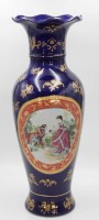 Auktion 349 / Los 8045 <br>hohe Vase, ungemarkt, galante Szene und Blumen, Kobalt mit Goldzier, ca. H-60cm