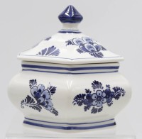 Auktion 349 / Los 9012 <br>gr. Deckeldose, Delft, florale Blaumalerei, H-14,5cm ca. D-15cm