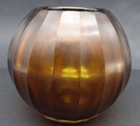 Auktion 349 / Los 10028 <br>Art Deco Vase, bernsteinfarben, wohl Frankreich?, H-14 cm, D-14 cm