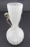 Auktion 349 / Los 10041 <br>kl. weisse Murano Henkelvase, H-12 cm