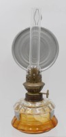 Auktion 349 / Los 16047 <br>Petroleumlampe mit Glaskorpus und Reflektor, H-29 cm