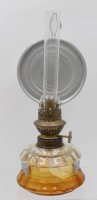 Auktion 353 / Los 16033 <br>Petroleumlampe mit Glaskorpus und Reflektor, H-29 cm