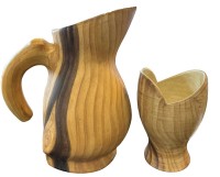 Auktion 349 / Los 9023 <br>Krug un Vase in  Holzoptik aus Keramik, Krug französisch signiert, Rand und Stand  mit Chips, H-25 und 16 cm