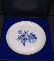 Auktion 349 / Los 8115 <br>Teller mit Aquatinta-Blumen "Meissen" 1.Wahl, in OVP, D-18 cm