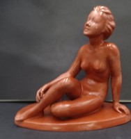 Auktion 349 / Los 9027 <br>gr. Figur "sitzende Nackte", wohl Cortendorf, Daumen geklebt, kl. Farbabplatzer, H-28 cm, B-32 cm