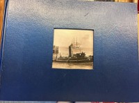 Auktion 349 / Los 6049 <br>gr. blaues Fotoalbum mit 132 Segelschiff-Fotos, grossteils betitelt, je ca. 10,5x15 cm, auch viele Havarien, 25x33 cm