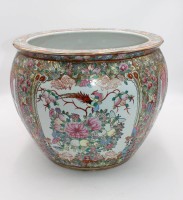 Auktion 349<br>gr. sogen. Fishbowl, China, rote Marke, Blumen -u. Personendekor, H-30cm D-36cm.