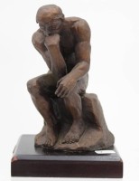 Auktion 350 / Los 15006 <br>Der Denker nach Rodin, Reproduktion in Bronze, Holz mit Läsuren, ca. H-13,5cm