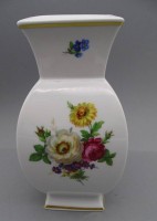 Auktion 350 / Los 8005 <br>Vase "Kaiser" mit Blumendekor, H-20 cm