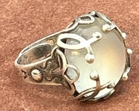 Auktion 350 / Los 1031 <br>Jacqueline Singh Paris Designer Vintage Ring, Silber mit milchigen Stein (weisser Opal?), offene Ringschiene, 8,5 gr