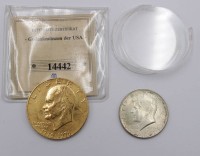 Auktion 350 / Los 6008 <br>Half Dollar 1967 sowie One Dollar 1976 (Kupfer vergoldet)