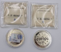 Auktion 350 / Los 6018 <br>2x Sammel-Medaillen, versilbert, Europa-Prägung und Deutsche Bank Prägung, ca. D.-4cm