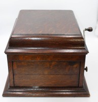 Auktion 350 / Los 16031 <br>Tischgrammophon um 1920, gemarkt Columbia, Made in England, Holzgehäuse, funktionstüchtig