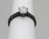 Auktion 352 / Los 1007 <br>925er Silber-Ring mit einem Moissanite, 0,8ct, 2,4gr., RG 52