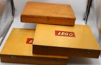 Auktion 350 / Los 12016 <br>3x ältere Legokästen, Holz, jeweils etwas gefüllt, je Kasten ca. H-7cm B-46,5cm T-37,5cm, Alters-u. Gebrauchsspuren