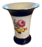 Auktion 350 / Los 8047 <br>Trichtervase "Meissen" Kobalt mit Blumen, 1.Wahl, H-13,5