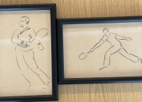 Auktion 350 / Los 5011 <br>2x anonyme Lithografien, Gottfried von Cramm beim Tennisspielen, ger/Glas, je 27x18 cm