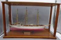 Auktion 350 / Los 16048 <br>Segelschiffmodell in Tischvitrine mit Widmung, gebaut von F. Klaiber an Bord, H-39 cm, 59x19 cm