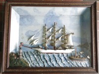 Auktion 350 / Los 16058 <br>Halbmodell Segelschiff He3nny vor Panorama, in Wandvitrine,  66x82x12 cm