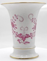 Auktion 355 / Los 8115 <br>Kratervase, Meissen, Schwertermarke, 1. Wahl, indisch Purpur, H-16cm