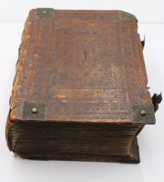 Auktion 350 / Los 3022 <br>alte Bibel nach Martin Luther, 1704, Ledereinband, starke Altersspuren