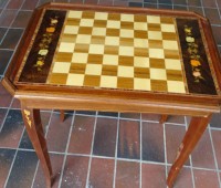 Auktion 350 / Los 14011 <br>kl. Schachtischen, innen div Spielsteine und Roulette, H-56 cm, 53x40 cm,  versenbar, da Beine abschraubbar