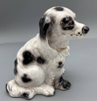 Auktion 350 / Los 9072 <br>sitzender Hund, undeutlich gemarkt, H-17 cm