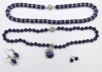 Auktion 351 / Los 1007 <br>Konvolut Lapis-Schmuck, 2 Ketten, Ohrhänger und Stecker, Ketten ca. L-50cm