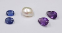 Auktion 351 / Los 1018 <br>4x  Farbsteine, Saphir, Kyanit, Amethyst u. Perle, zus. ca. 14,5ct