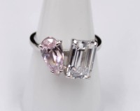 Auktion 351 / Los 1019 <br>925er Silber-Ring mit klarem und rosa Stein, 3,9gr, RG 57