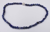 Auktion 351 / Los 1034 <br>Lapislazuli-Halskette, Steine in Würfelform, Magnetschließe, ca. L-48cm