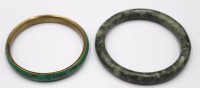 Auktion 351 / Los 1045 <br>2x div. Armreife, 1x Messing/Malachit und 1x wohl Jade, ca. D-6,5cm