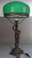 Auktion 351 / Los 16013 <br>Tischlampe im Jugendstil, figürlicher Stand, grüner Schirm, H-50 cm