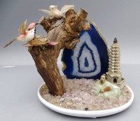 Auktion 351 / Los 15030 <br>Minatur-Landschaft mit Baum, Vögel und grosser Achat-Platte, H-15 cm, 18x14 cm, Pagode lose anbei