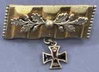 Auktion 351 / Los 7005 <br>Miniatur Eisernes Kreuz 1914 an Metall-Band mit Eichenlaub, B-3 cm, Altersspuren