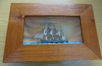 Auktion 351 / Los 16069 <br>kl. Segelschiff-Modellin Wandvitrine, 24x35 cm, T-7 cm