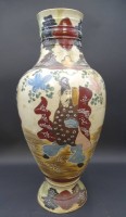 Auktion 351 / Los 15535 <br>alte China-Vase, figürl. Darstellung, mehrfach geklebt, H-45 cm