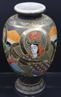 Auktion 351 / Los 15545 <br>Alte Japanische Keramik Satsuma-Vase , umlaufend mit ,, unsterblichen'' Personendarstellung ,