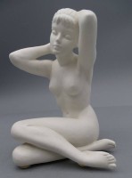 Auktion 352 / Los 8027 <br>gr. Goebel-Figur "Sitzender Akt" weiss, H-21 cm, T-16 cm, guter Zustand