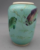 Auktion 352 / Los 9004 <br>kl. Vase, handbemalt mit Fischen "Wolf", H-13 cm