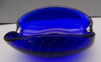 Auktion 352 / Los 10006 <br>Murano-Ascher, blau mit Luftblasen, H-7 cm, 15x11 cm