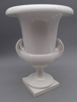 Auktion 352 / Los 8034 <br>KPM Berlin Redelsche Kratervase, Entwurf C.F.Riese 1799, Zeptermarke durchschliffen, Weissporzellan, H-30,5 cm, D-22 cm