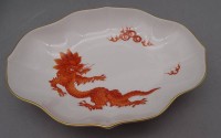 Auktion 352 / Los 8040 <br>ovale Schale "Meissen" roter Drache, Schwerter durchschliffen, 19x14 cm