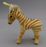 Auktion 352 / Los 12032 <br>Zebra "Steiff" Samt, Knopf+Fahne, H-14 cm